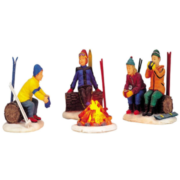 Lemax - Skiers' Camp Fire - Set van 4 - Nu Voorverkoop