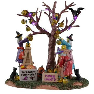 Spooky Town - Decorating the Spooky Tree - Met Licht 