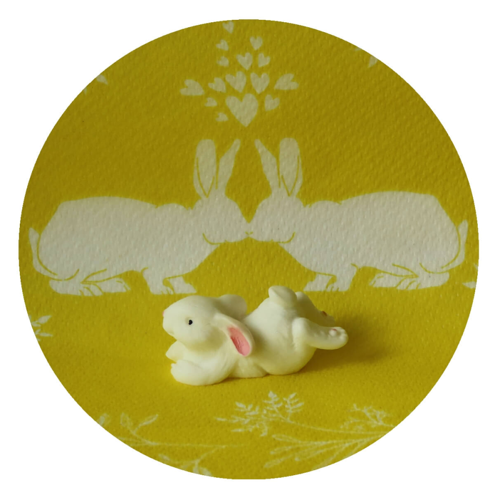 Wit Miniatuur Hangoorkonijntje Liggend - 1.6cm - - Hars -
