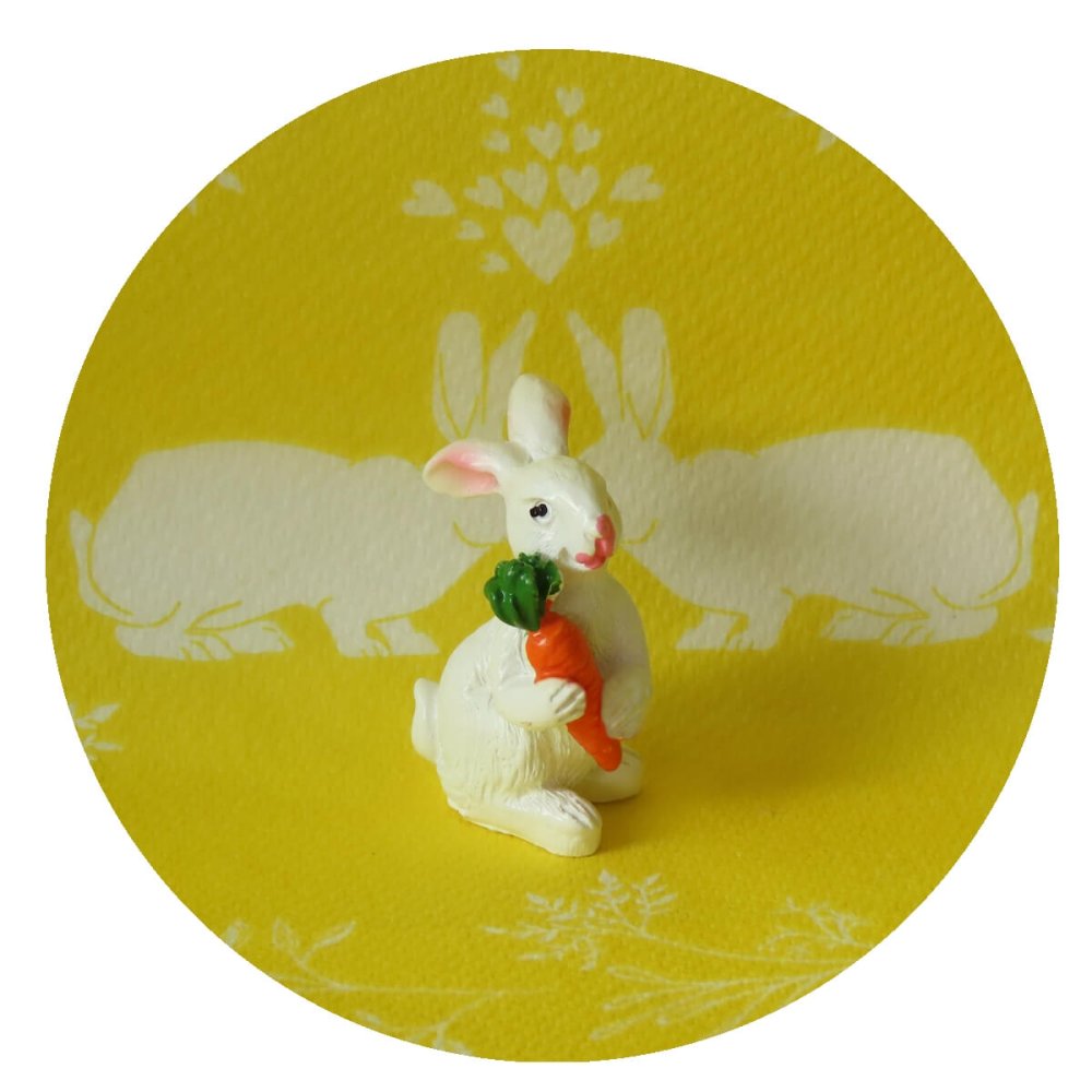 Wit Miniatuur Konijntje met Wortel - 3.5cm - - Polyresin -